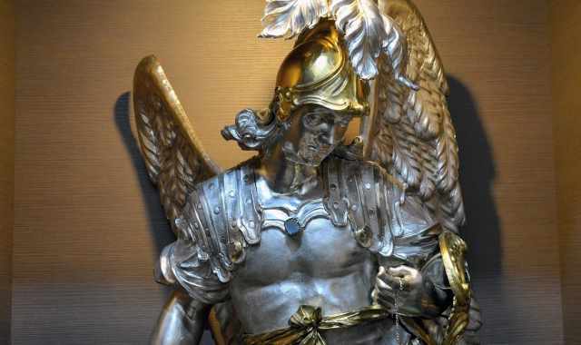 Preziose statue d'argento e portali riccamente decorati:  la trecentesca Cattedrale di Bitetto